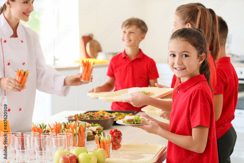 学生在学校食堂接受午餐