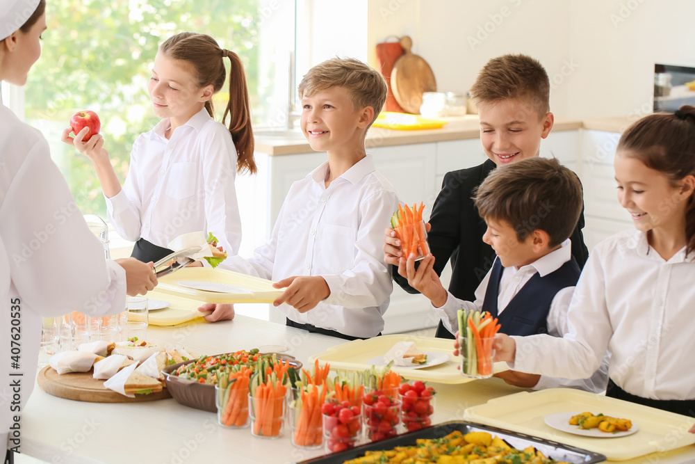 学生在学校食堂接受午餐