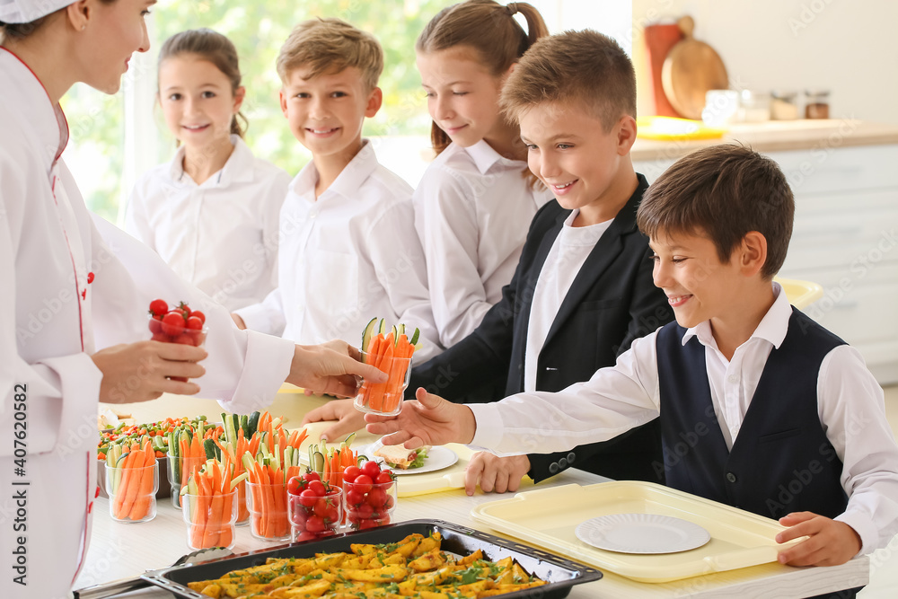 学生在学校食堂接受午餐