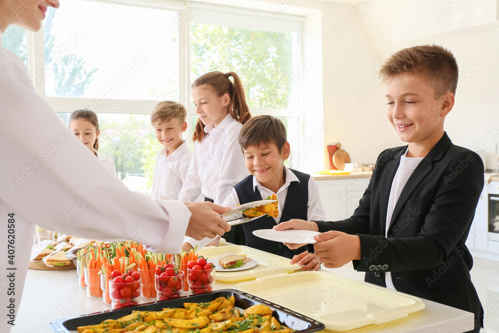 学生在学校食堂接受午餐