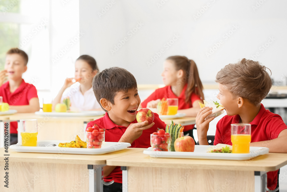 学生在课堂上吃健康午餐