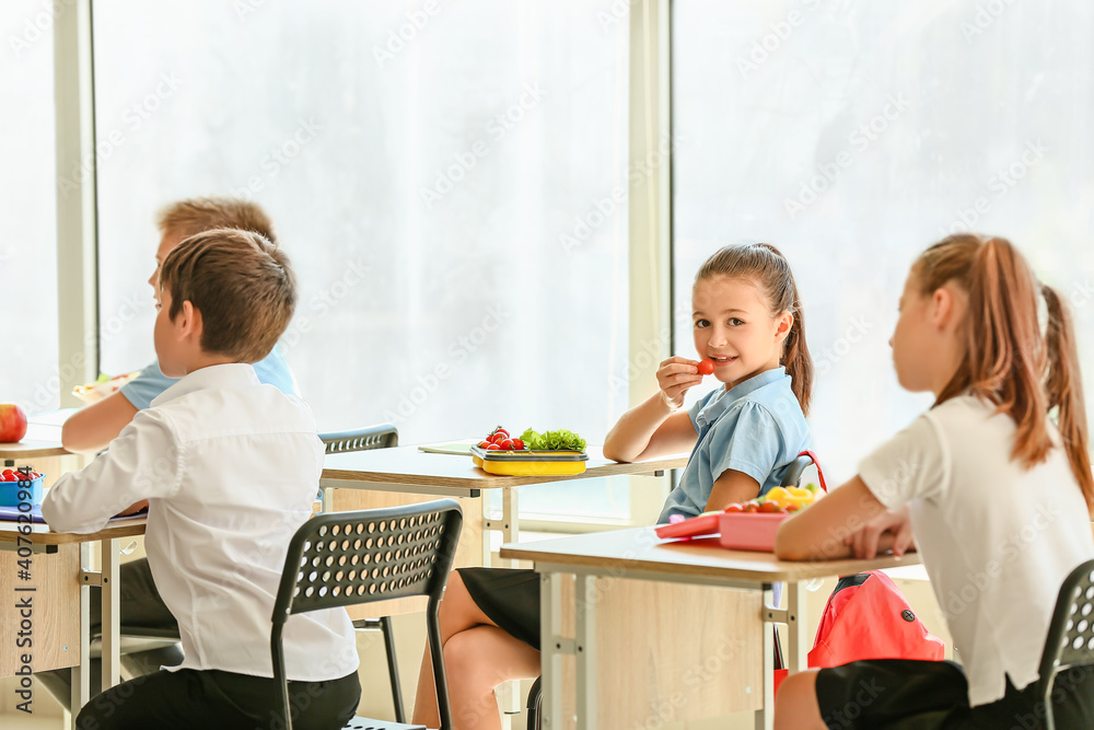 小学生在教室吃健康午餐