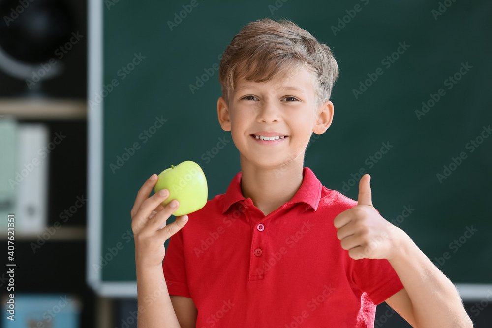 学校里背景模糊的男生拿着苹果