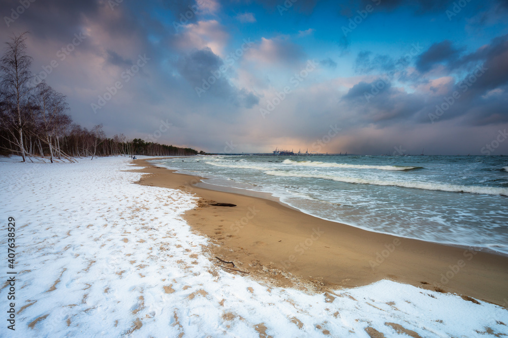 波兰格但斯克波罗的海冰雪覆盖海滩的冬季景观