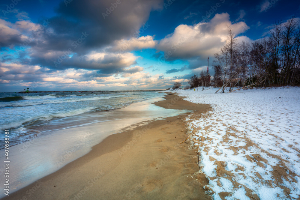 波兰格但斯克波罗的海白雪皑皑海滩的冬季景观