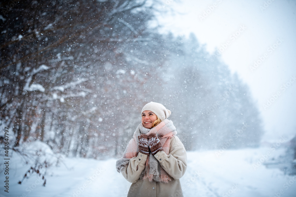 美丽的女孩在神奇的雪域