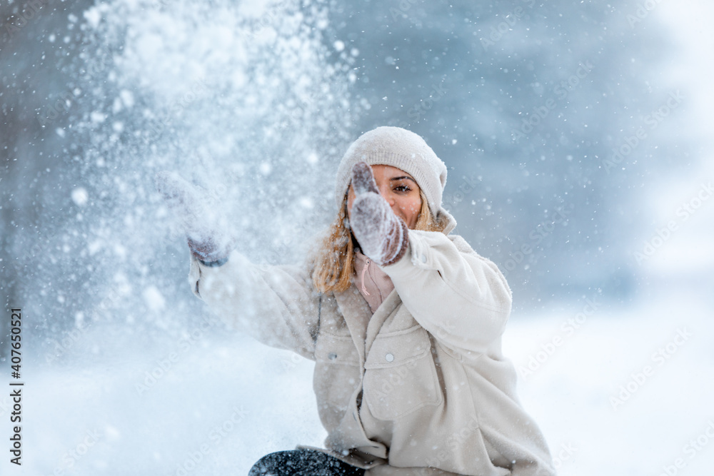 享受冬天的女人玩雪