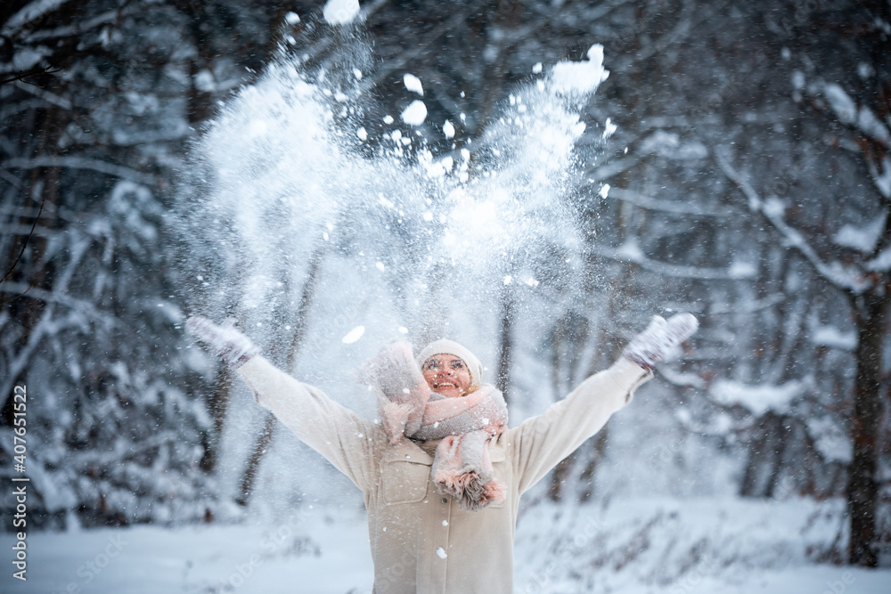 快乐女孩在户外玩雪