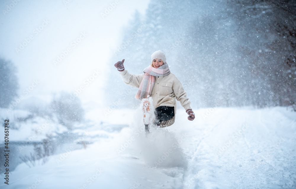 快乐的女孩在户外玩雪