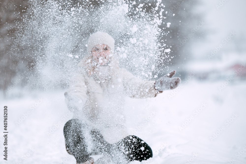 快乐女孩在户外玩雪