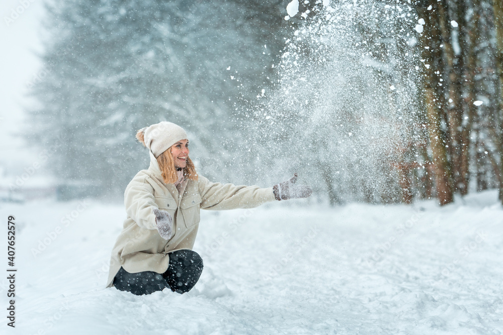 快乐女孩在户外玩雪