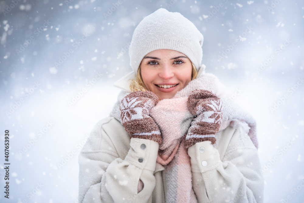 微笑的女人在户外雪地里享受冬天