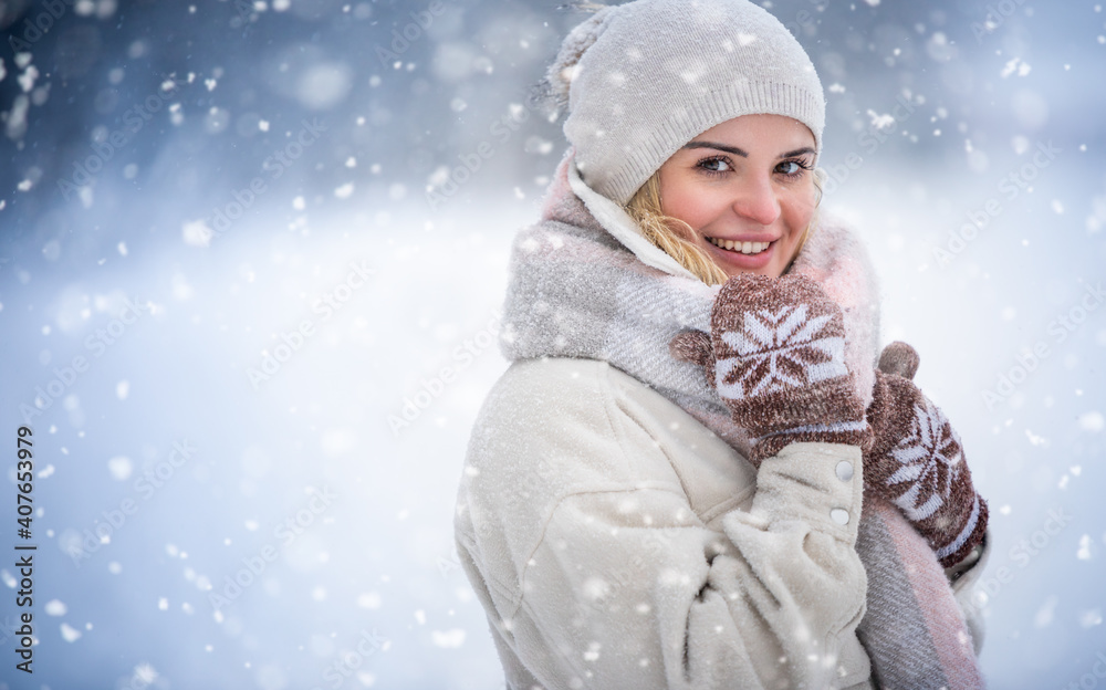 微笑的女人在户外雪地里享受冬天