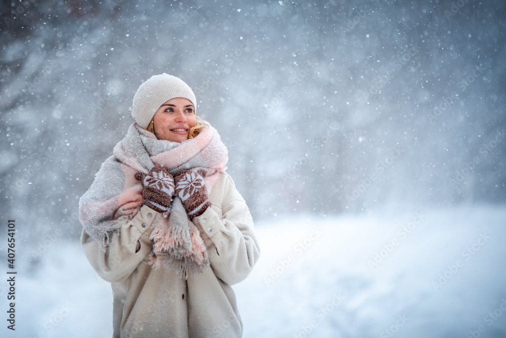 微笑的女人在户外雪地里享受冬天