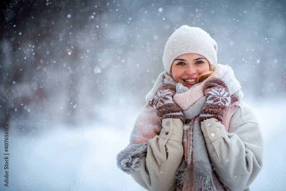 雪地公园里年轻女子的冬季画像