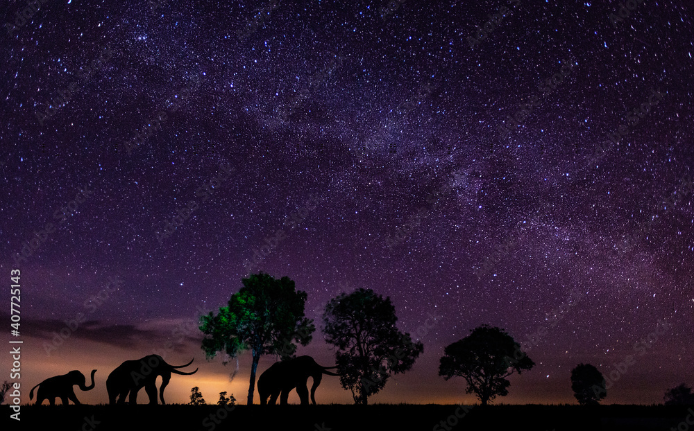 令人惊叹的全景，蓝色的夜空乳白色，黑暗背景下的星星。