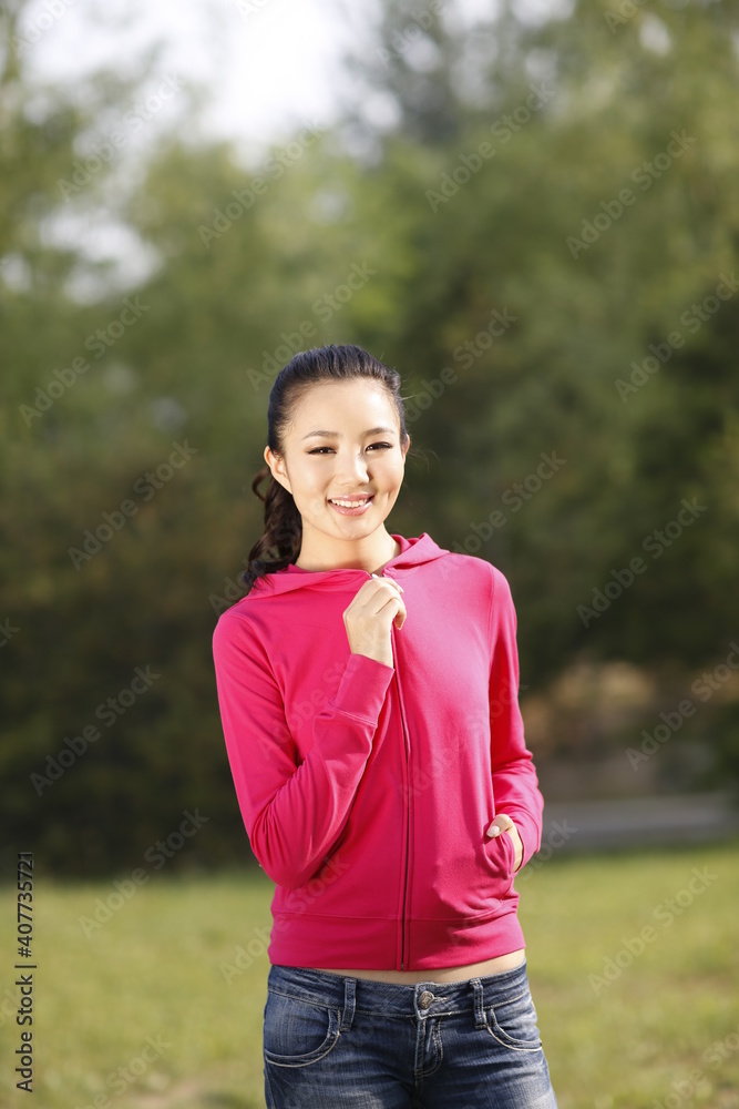 年轻女子在户外锻炼