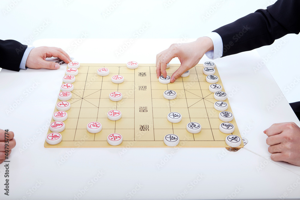 两个商人在下中国象棋