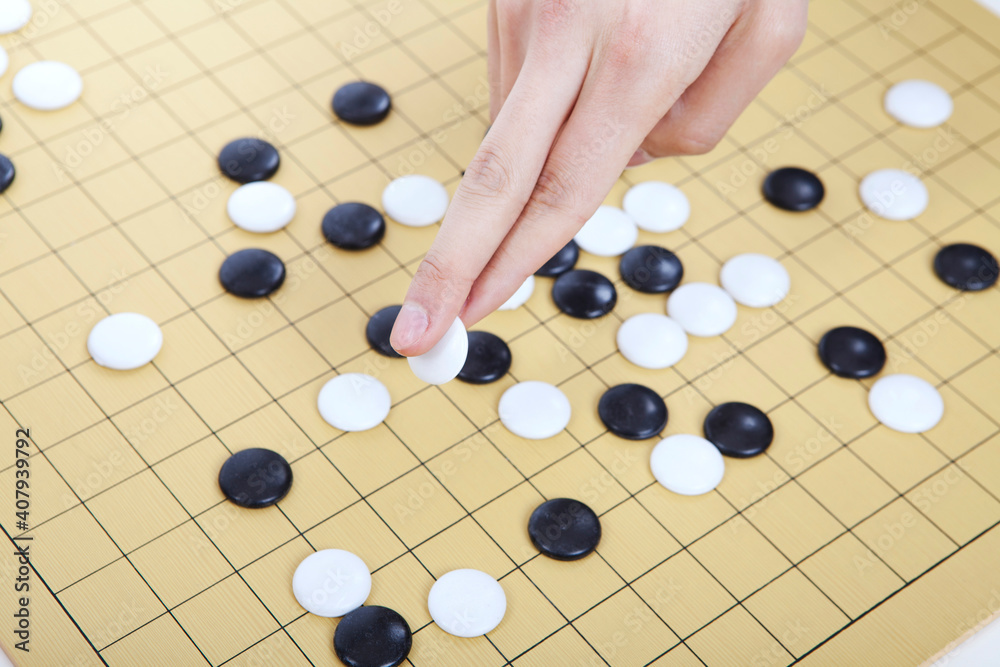 商务人士玩围棋