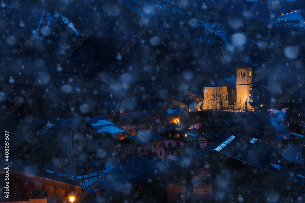 法国Champagny-en-Vanoise村教堂在冬季大雪期间的夜景