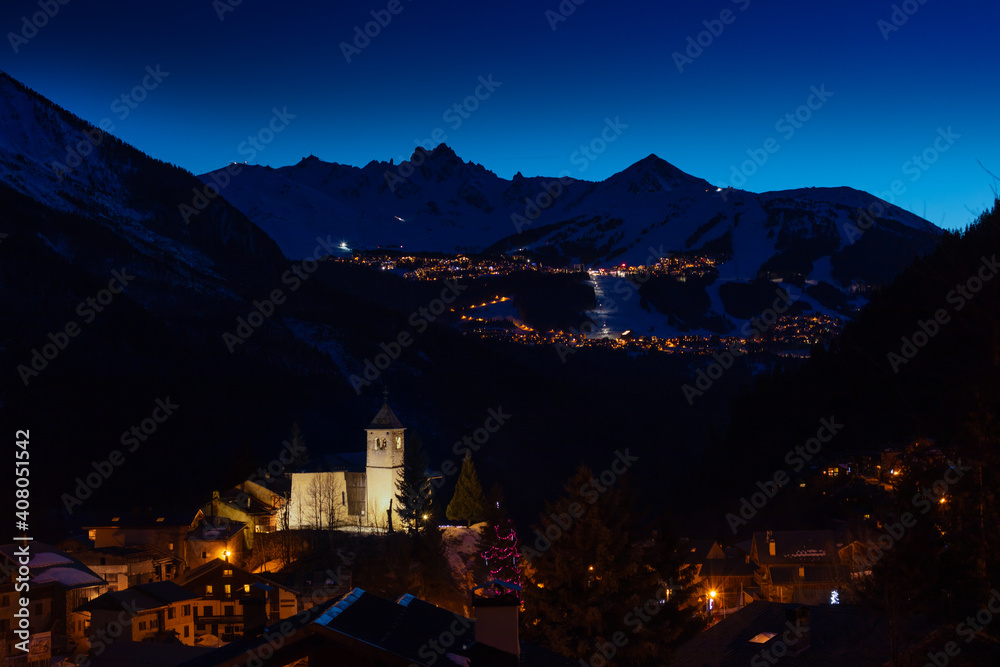 Courchevel山谷上的Champagny en Vanoise夜景和阿尔卑斯山峰滑雪场