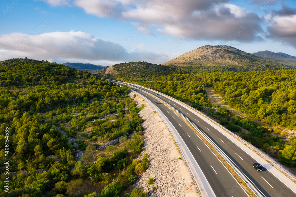 公路鸟瞰图。公路穿越山谷。无人机拍摄。夏季自然景观