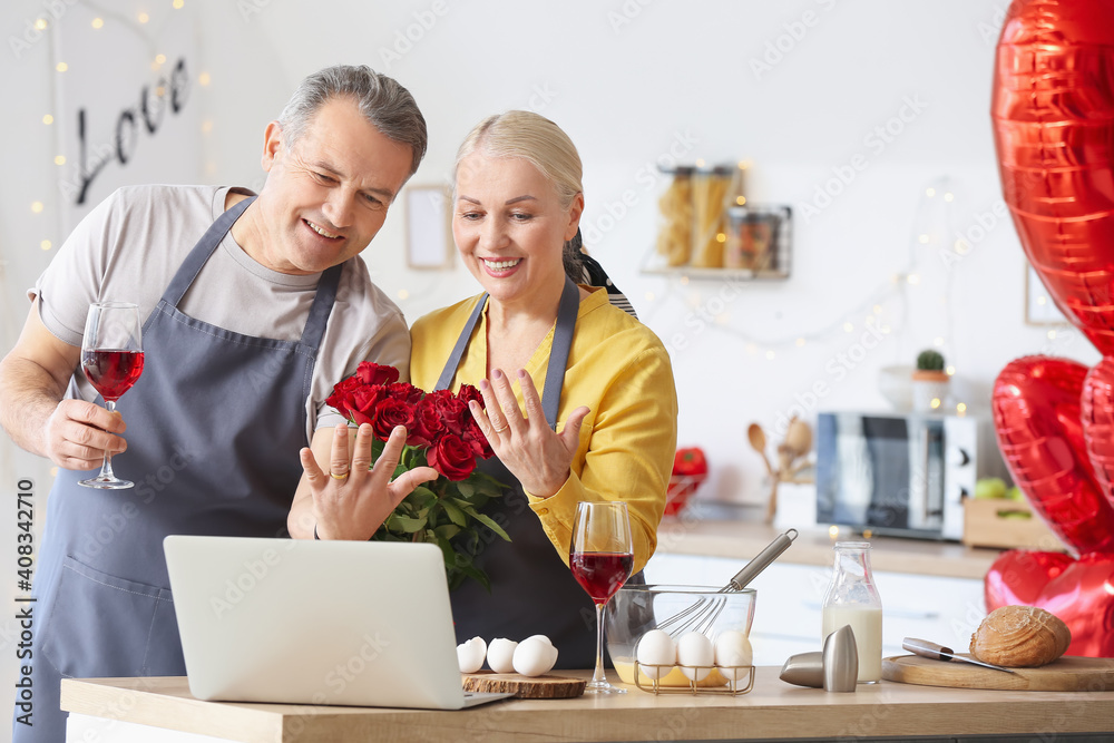 亲属通过视频通话祝贺这对成熟夫妇结婚周年