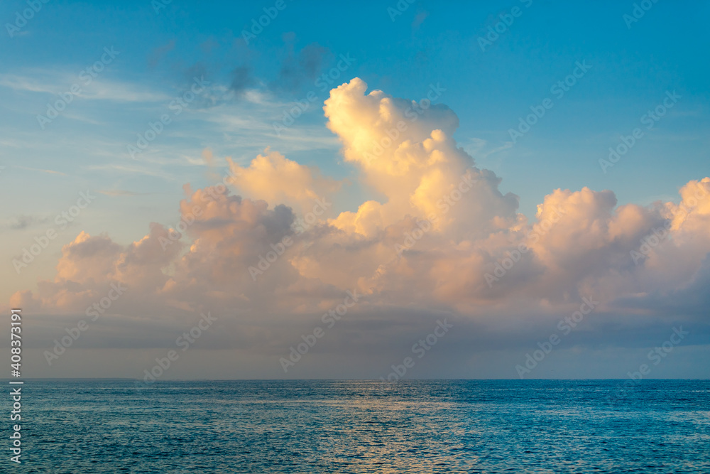 美丽的大海海滩上阳光明媚的风景。