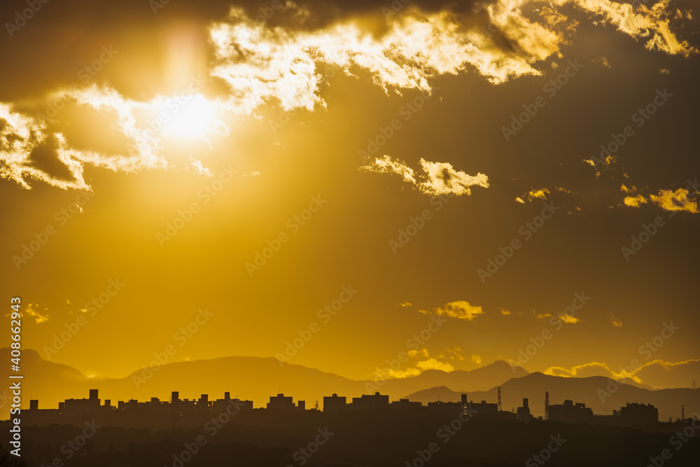 横浜郊外から見る夕暮れの空と山脈の景色