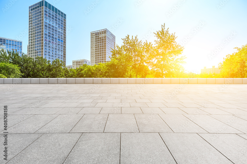 中国北京的空置广场层和现代城市商业建筑。