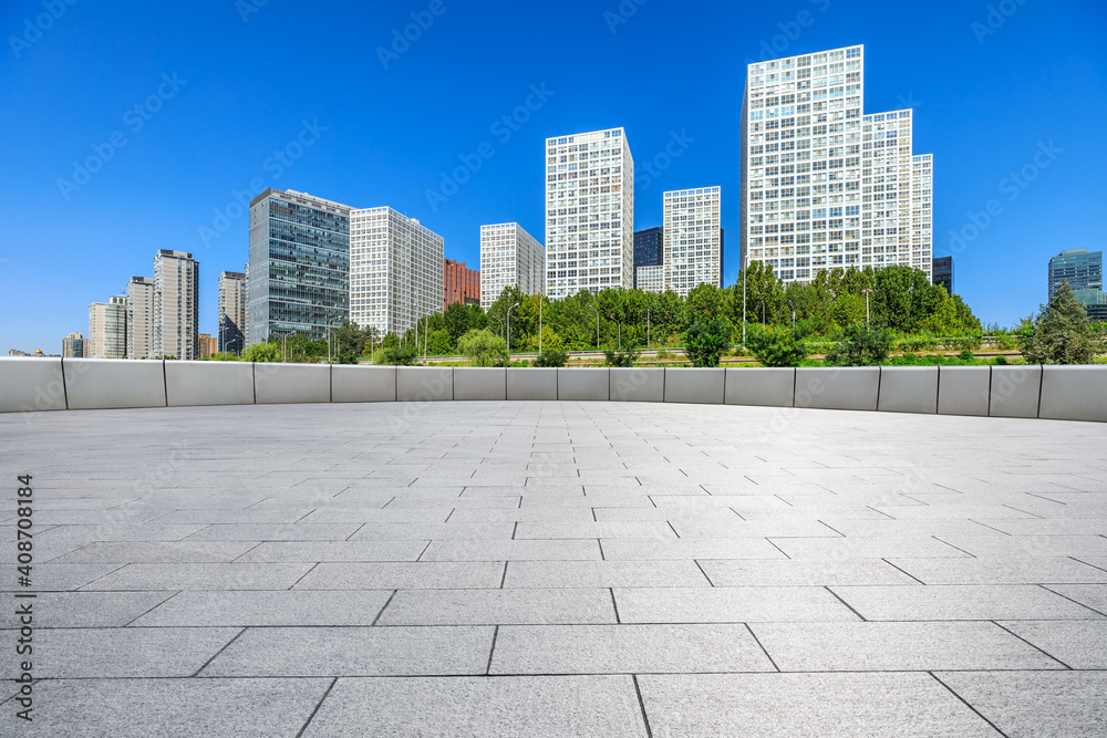 中国北京的空置广场层和现代城市商业建筑。