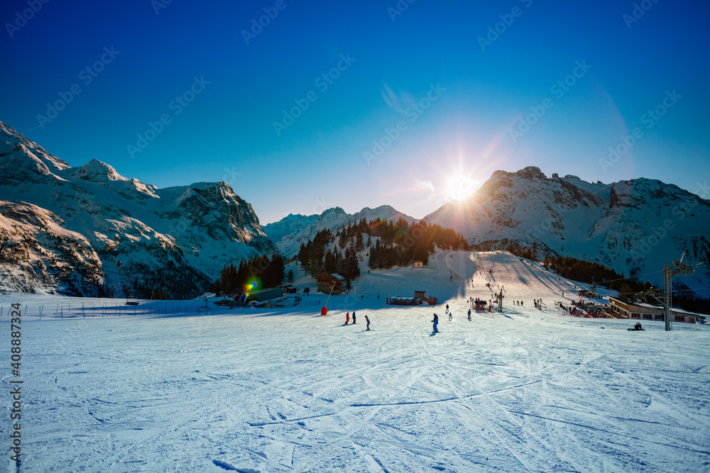 萨瓦地区法国阿尔卑斯山滑雪场的最后一缕日落之光