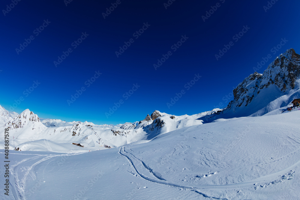 阳光明媚、天空湛蓝的法国阿尔卑斯山冬季山顶全景