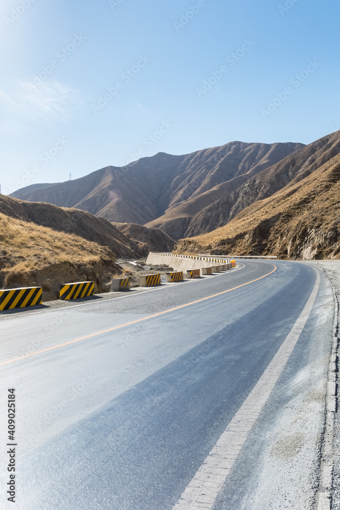 秋天高原的蜿蜒道路