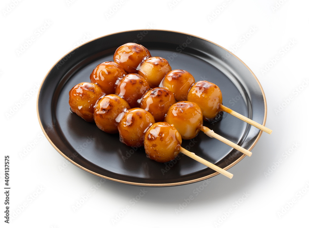 白色背景上的Mitarashi dango