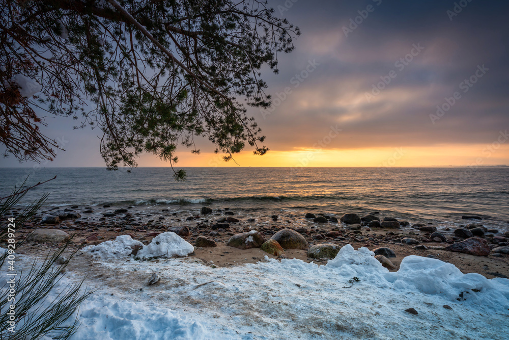 日出时，波罗的海，波兰Gdynia Orlowo令人惊叹的雪地海滩