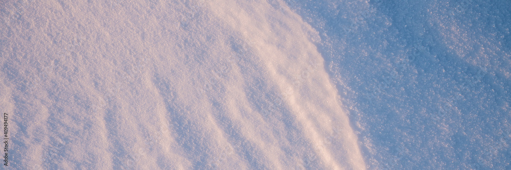 美丽的冬季背景，雪地。自然的雪纹理。风在雪上雕刻的图案