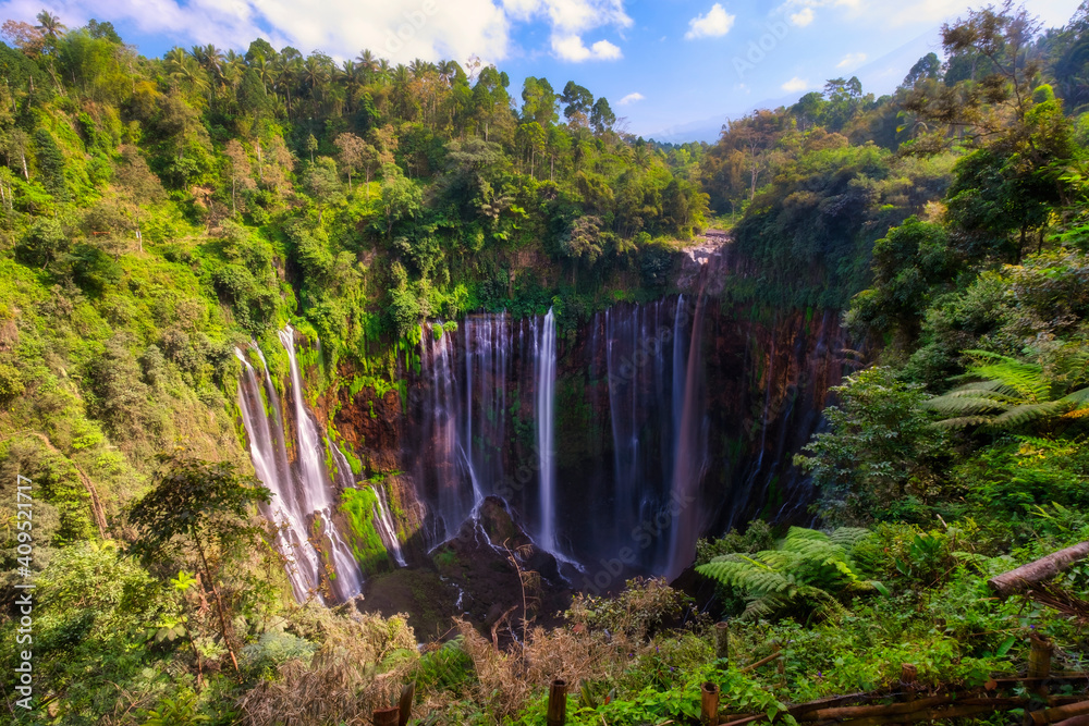 印度尼西亚东爪哇岛热带雨林Coban Sewu瀑布鸟瞰图