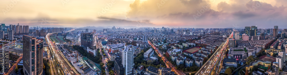 航拍浙江杭州，城市建筑景观天际线全景黄昏