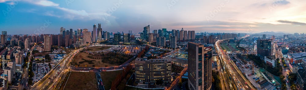 航拍浙江杭州，城市建筑景观天际线全景黄昏