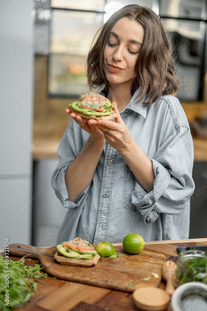 厨房里有健康绿色食品的美女