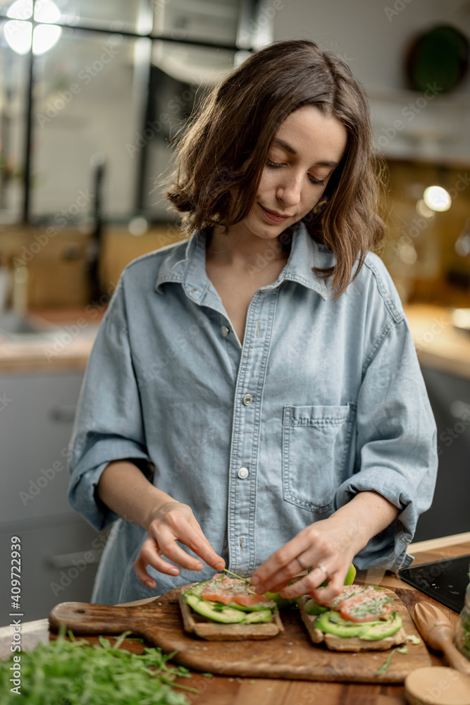 厨房里有健康绿色食品的美女