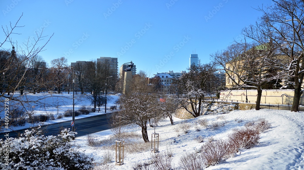 老城是城市的历史中心。雪天。冬天，建筑概念。