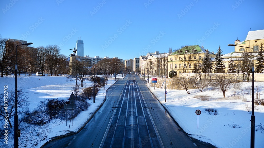 老城区是城市的历史中心。雪天。冬天，建筑理念。