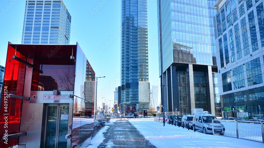 降雪期间的摩天大楼景观。城市景观和现代建筑背景。