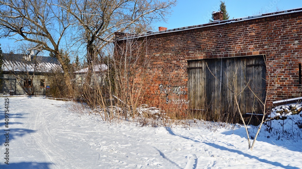 白雪暴期间郊区的居民区，道路被雪覆盖。