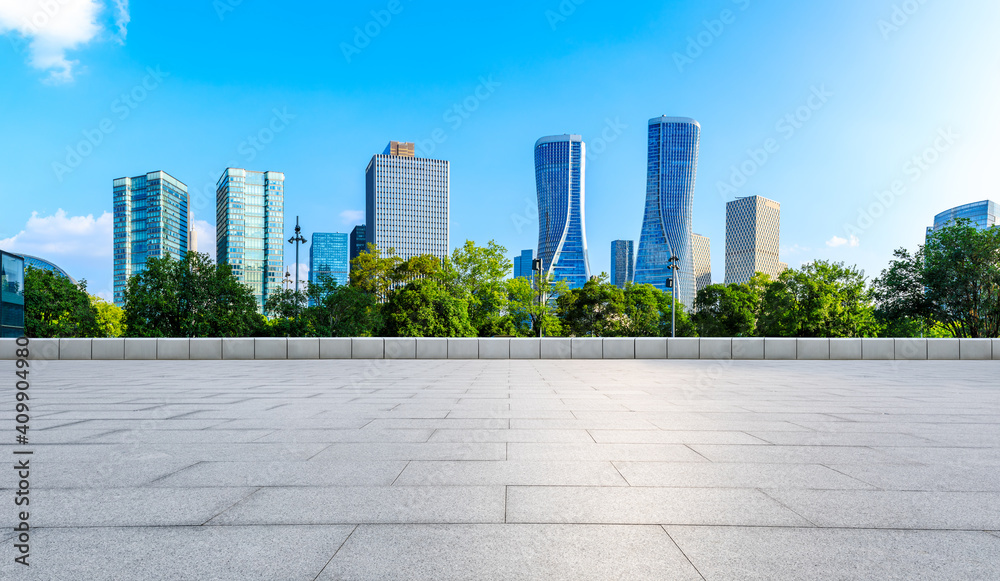 中国杭州，空荡荡的广场层和现代化的城市天际线。