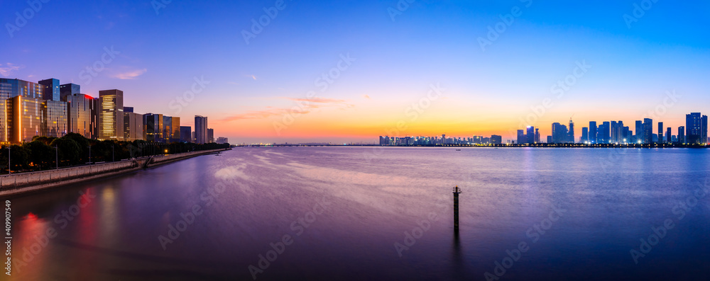 日出时分，中国杭州的现代城市天际线和建筑。全景。