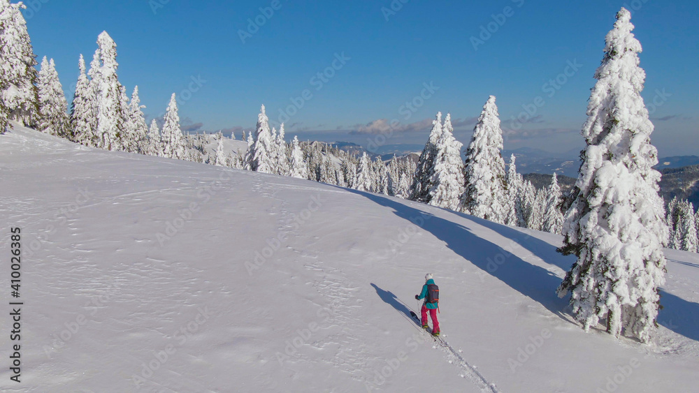 复制空间：斯洛文尼亚的女性滑雪旅行团徒步登上空旷的雪山。