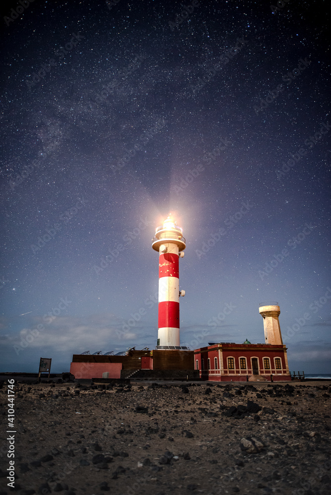 Bonito paisaje nocturno con muchos colores